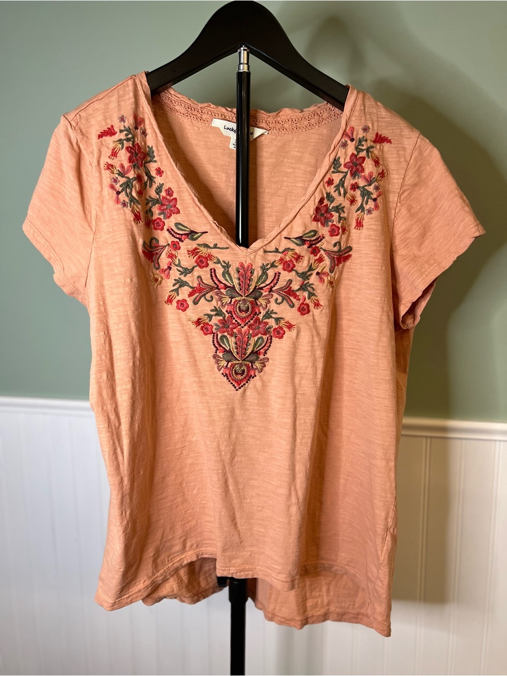 Lucky & Coco Peach Embroidered V-Neck Short Sleeve Tee. Size XL